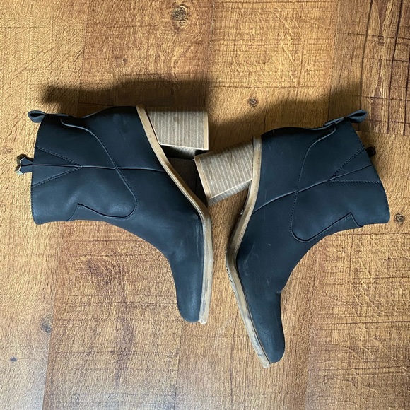 Dr School’s Rodeo Block Heel Boot - Picture 10 of 11